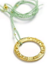 Lade das Bild in den Galerie-Viewer, Tara Mantra Anhänger - Gold